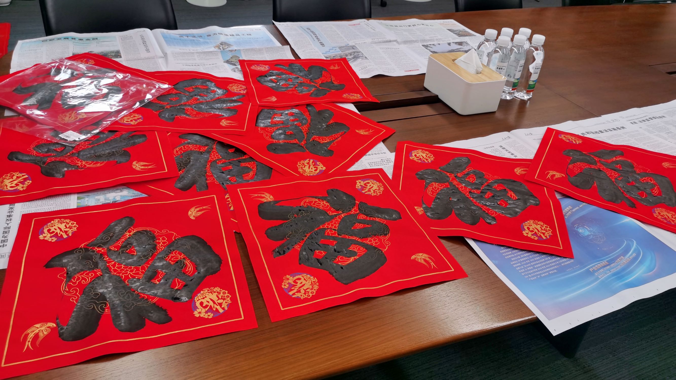 墨香添年味 春联送祝福丨1xbet下载
本部工会开展“送万福 进万家”活动