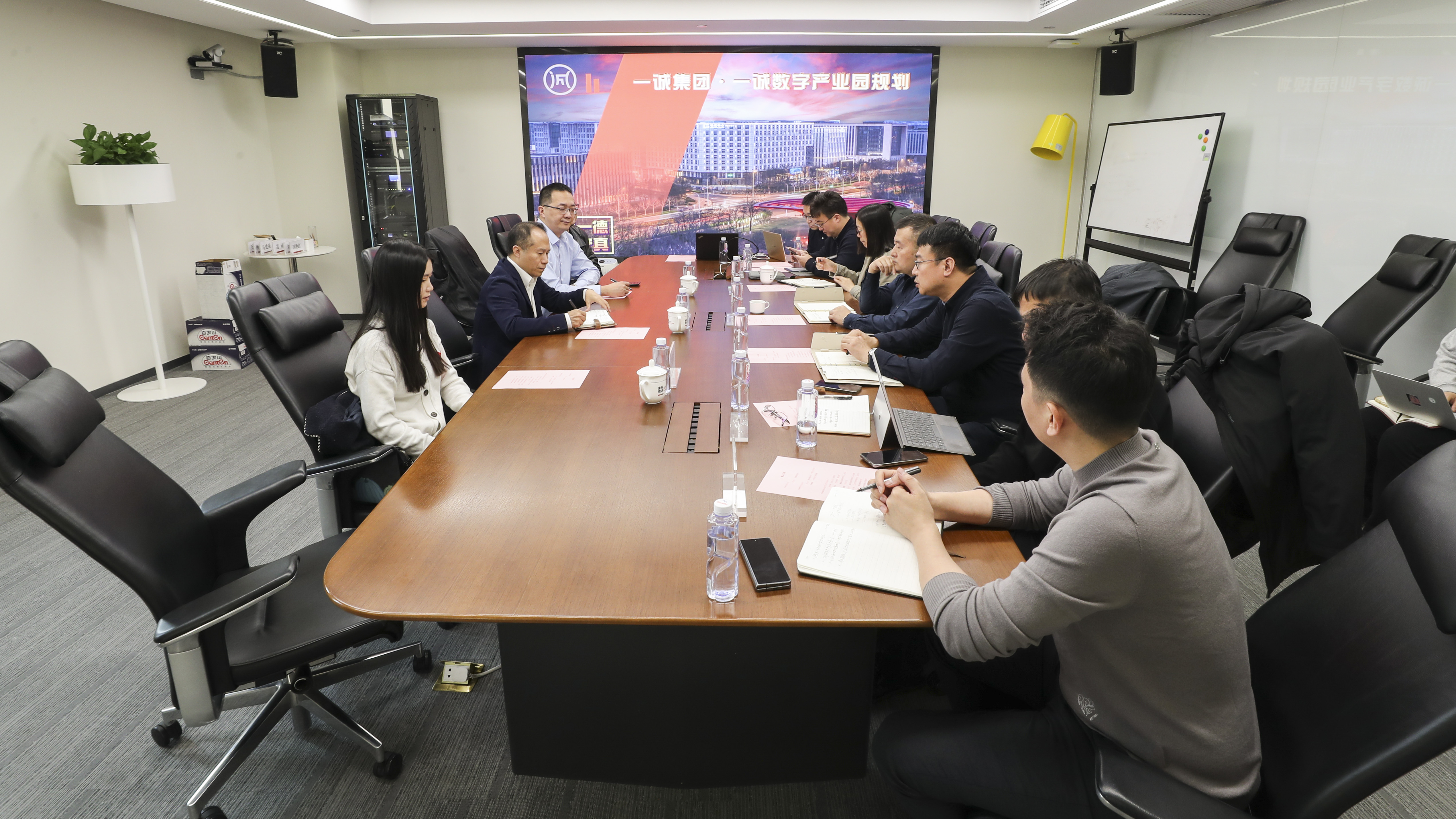 1xbet下载
与市商务局、市楼宇经济协会开展业务交流